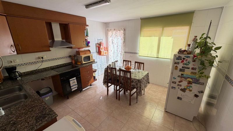 Foto 65a433ef-ea2d-42f5-a5bb-4b2dfda9abf0. Maison avec parking dans Centro Almazora / Almassora