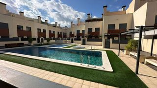 Casa adossada a PLANA, LA