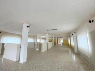 Nave industrial  Calle pinos. Edificio mixto.