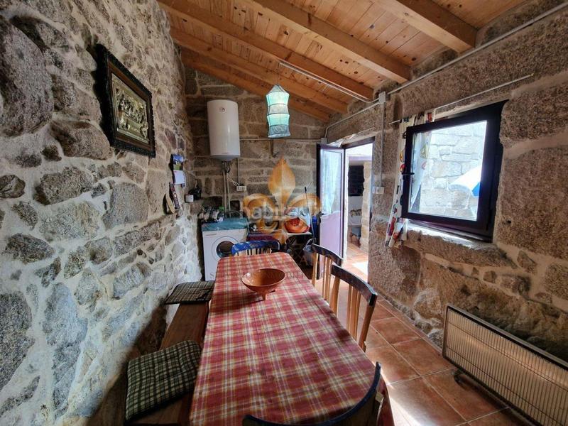 Foto c0c3e01f-21a2-4e86-9182-5fba05ce1f38. Casa adossada a Maside