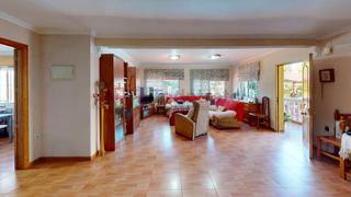 Chalet en Calle gladiolo 2. Chalet con segunda vivienda y gran piscina en santa genoveva