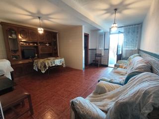 Maison  Calle extremadura. Casa de seis dormitorios con patio de 140 metros cuadrados