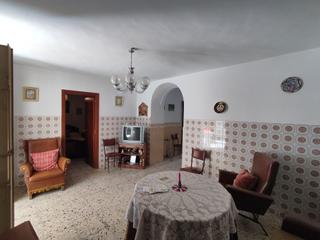 Maison  Calle fregenal. Casa de cuatro dormitorios con patio exterior