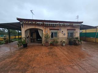 Landgut in Sanlúcar la Mayor. Terreno con casa y piscina