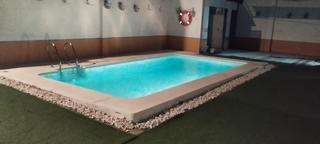Maison à Santiponce. Parcela urbana con nave y piscina