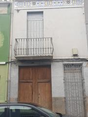 Casa adossada a Centro. Casa con patio a reformar