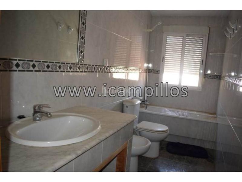 Foto dd1c9d71-ab82-4b24-95f5-89e8fb89224c. Piso  todo exterior. a un paso del parque. en Baena
