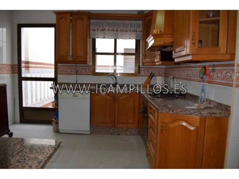 Foto 30d8b12b-4db7-490e-a01d-73f73216bcbe. Casa  xxxl con ascensor, 2 patios, grandisima cochera, inmensa terraza....... en Baena