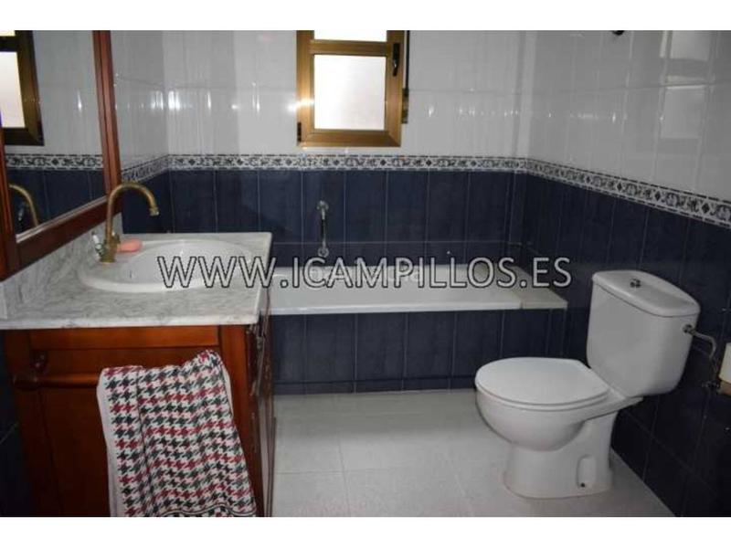 Foto e9ea3e0d-e4a5-41e2-8dda-1961d7296c21. Casa  xxxl con ascensor, 2 patios, grandisima cochera, inmensa terraza....... en Baena