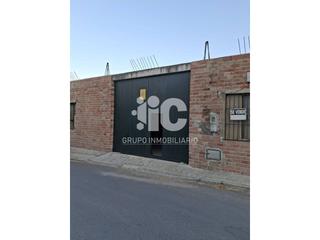 Nau industrial  Salud. Nave con gran patio