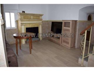 Casa a Baena. Casa con chimenea. 3 dor. 2 baños, patio y cochera..