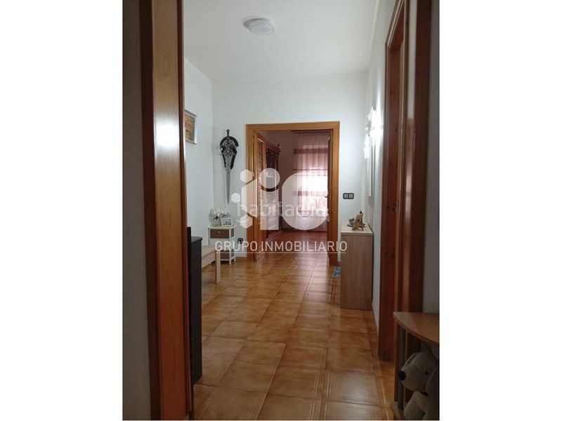 Foto eb37ad84-1d44-4229-8249-1410107c966a. Edificio  compuesto de local comercial 2 pisos buhardilla terraza en Baena
