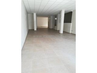 Business premise in Baena. Local en venta con patio, calle muy comercial.