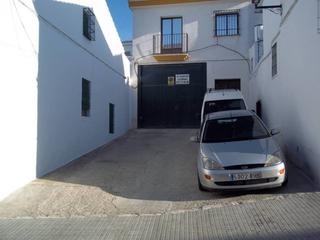 Aparcament cotxe a Baena. Cochera cerrada a pie de calle en cfrailes