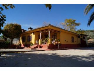 Xalet a Baena. Chalet,  30,000 m2  dos naves, 2 fanegas de olivos con 2 pozos.