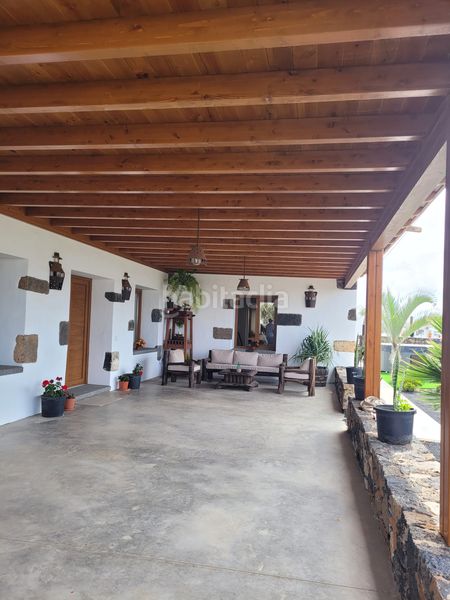 Foto 296406dd-3884-4f55-84d6-7923b089fa50. Masia amb aparcament a Tinajo