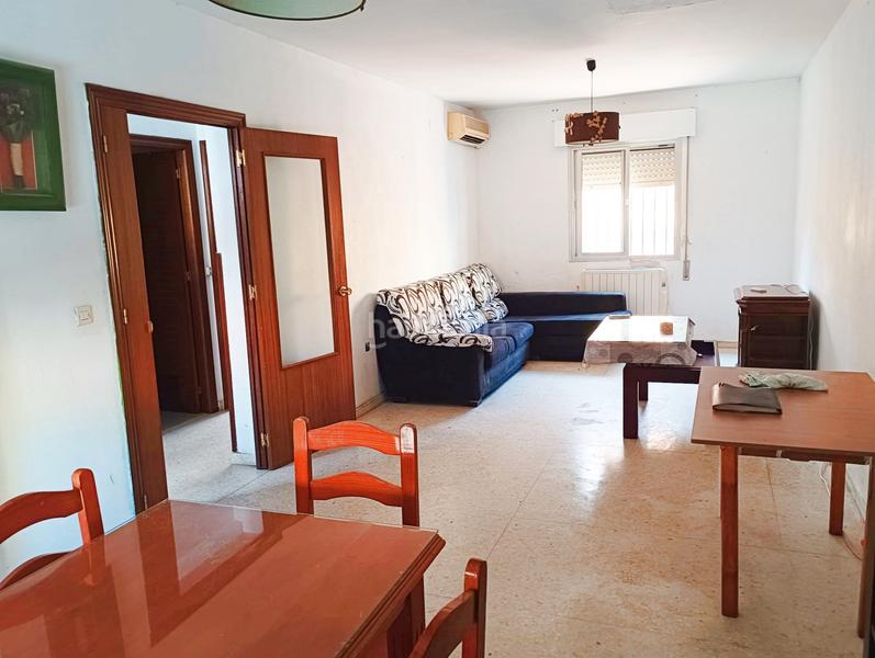 Foto d7ff33ee-6e27-4c98-bb47-bfd1ffbae986. Semi detached house in calle fernando martín 2 in Guillena