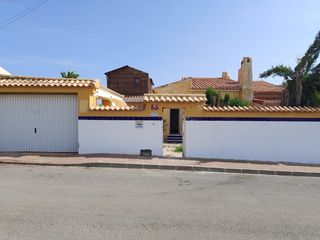 Chalet en Zona Carrefour - Urbanizaciones. Chalet con piscina (individual) y jadin en la urbanizacion el ch