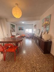 Bauernhof  Carrer llarg. Vivenda luminosa a tres calles con parking privado