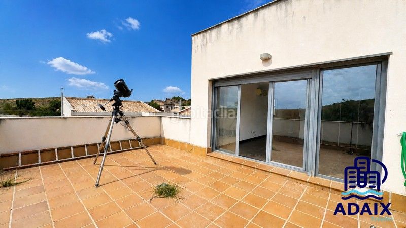 Foto 5d51b977-9018-4cb7-aefb-2ab22e15a5e7. Casa con riscaldamento parcheggio piscina in Layos