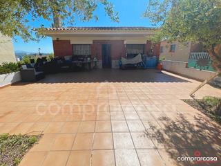 Xalet a Masquefa. Casa con jardín, piscina y amplio terreno en zona residencial de