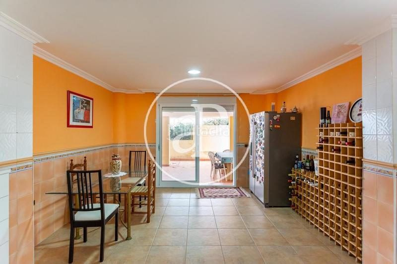 Foto 537e504c-c5c6-4ec7-81b1-98bfd144e64c. Casa con parcheggio piscina in Turís