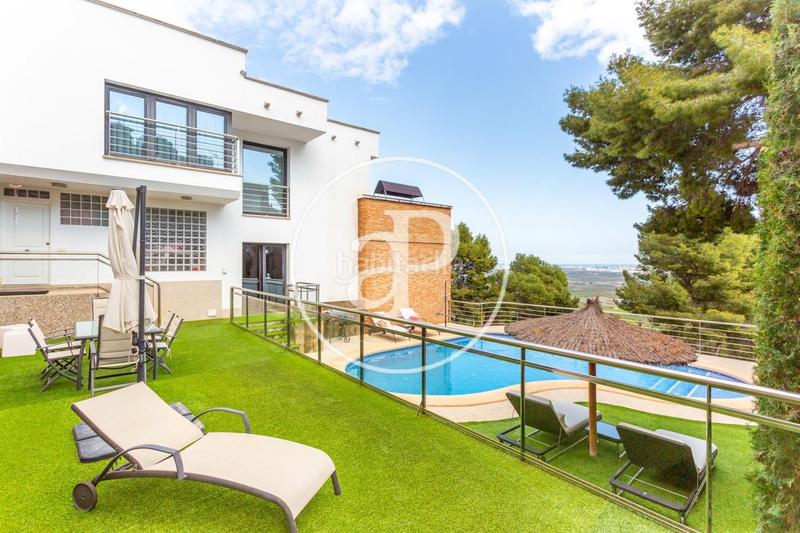 Foto 5c261ba0-e11e-4ec1-ba26-c8a99b4e15a9. Casa amb calefacció aparcament piscina a Centro-El Castillo Sagunt