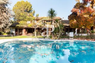 Casa  Carrer de l'abat oliba. Casa independiente con piscina en venta en bellaterra
