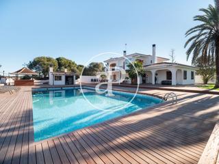 Casa a Alameda Park. Masía en venta en manises