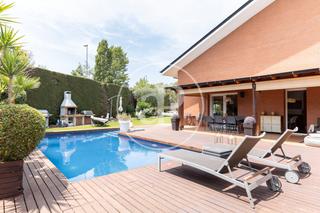Casa  Carrer del xaloc. Casa en venta con jardín y piscina en sant quirze del vallés.