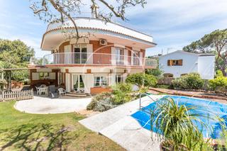 Maison à Golf-Can Trabal. Casa independiente con jardín, piscina y vistas en venta en vall