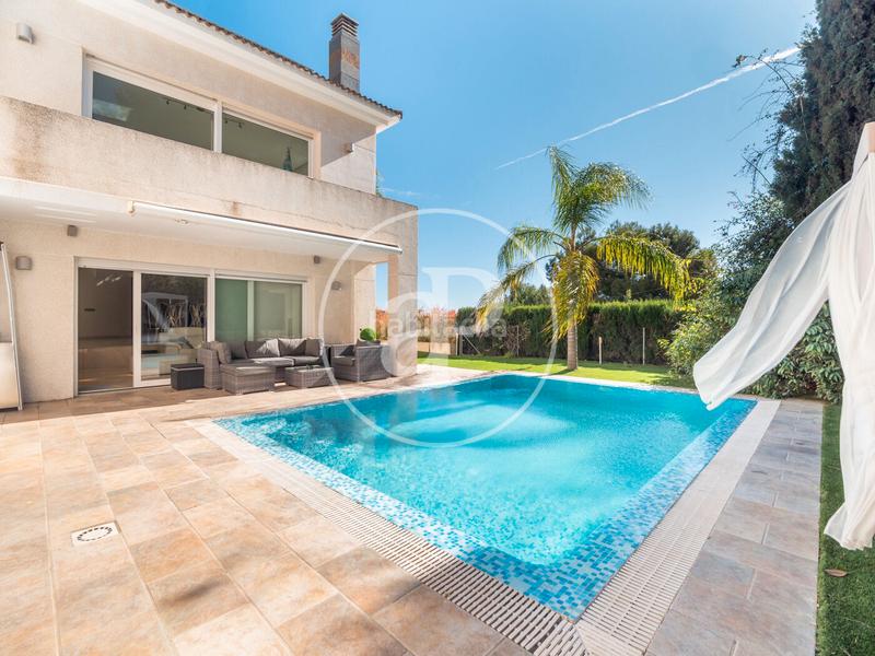 Foto 63c28265-6c35-46ca-9670-5b9267a5f6f2. House with heating parking pool in Gilet