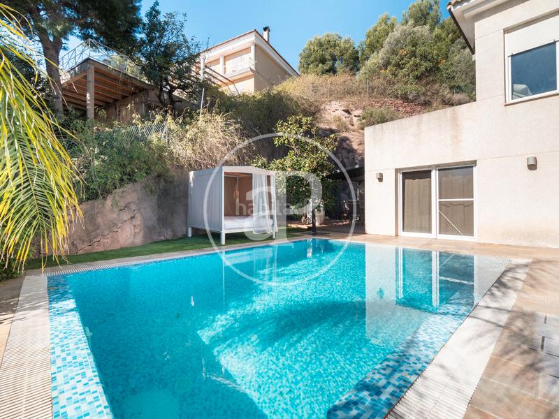 Foto dedf4768-855a-43c4-8041-39258c018a15. House with heating parking pool in Gilet