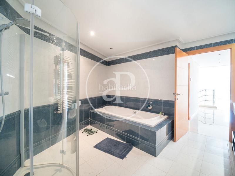 Foto ebf797d9-1199-472e-862a-fa052afa3db0. House with heating parking pool in Gilet