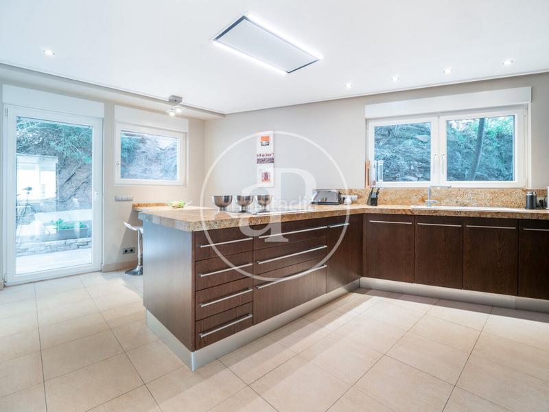 Foto f5e59da5-c2f3-4d74-86db-b0665097abb3. House with heating parking pool in Gilet