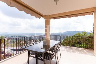 Maison à Cumbres de Calicanto. Chalet en venta en urbanización cumbres de calicanto