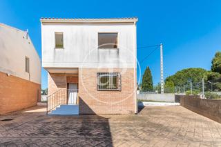 Casa en Turs. Chalet unifamiliar en venta prximo a turs.