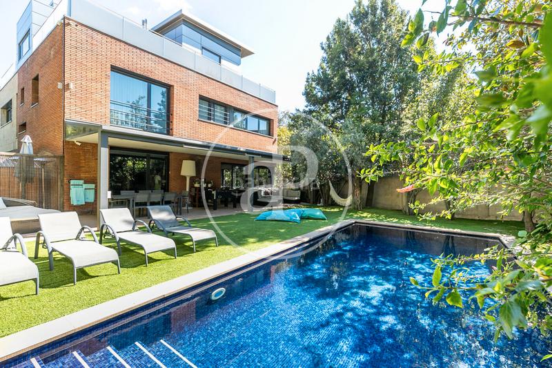 Foto 552541cf-74b9-47ba-8bfa-fcd25c8c87dd. Casa amb calefacció aparcament piscina a Sarrià Barcelona