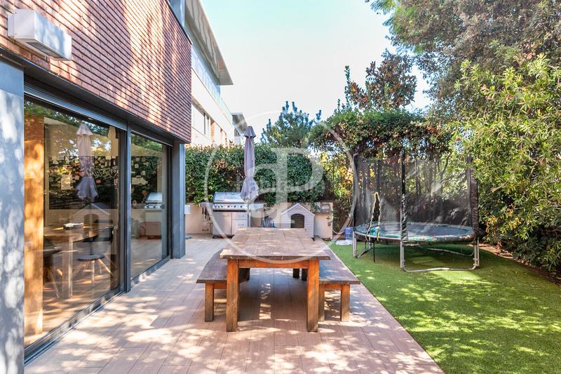 Foto adf0f5f2-0ba5-4a7a-86af-3a21df4d4ae6. Casa amb calefacció aparcament piscina a Sarrià Barcelona