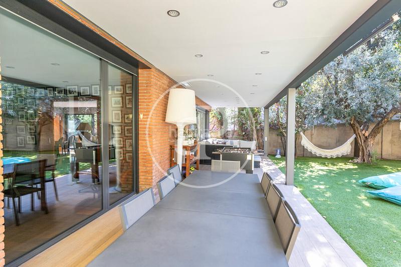 Foto f23ef1cc-a5c9-443a-a33c-c2924bfa39d1. Casa amb calefacció aparcament piscina a Sarrià Barcelona