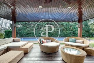 Maison  Carrer del golf de mèxic. Chalet independiente en venta con piscina y espacios amplios en