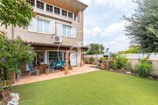 Maison  Carrer d'eslovàquia. Casa pareada en venta esquinera en vallsuau, sant quirze del val