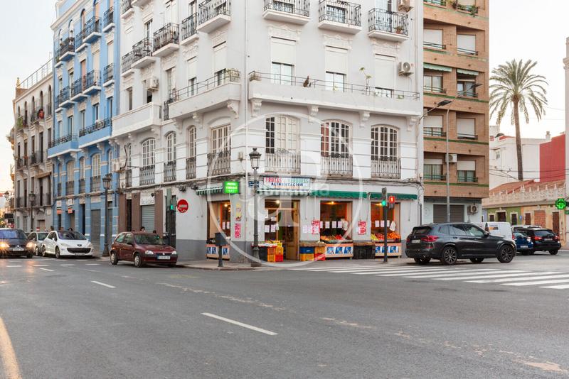 Foto c7a7dcdc-e9e9-4f05-bb62-171574dc2f93. Dúplex  en venta en en corts en En Corts - Doctor Waksman Valencia
