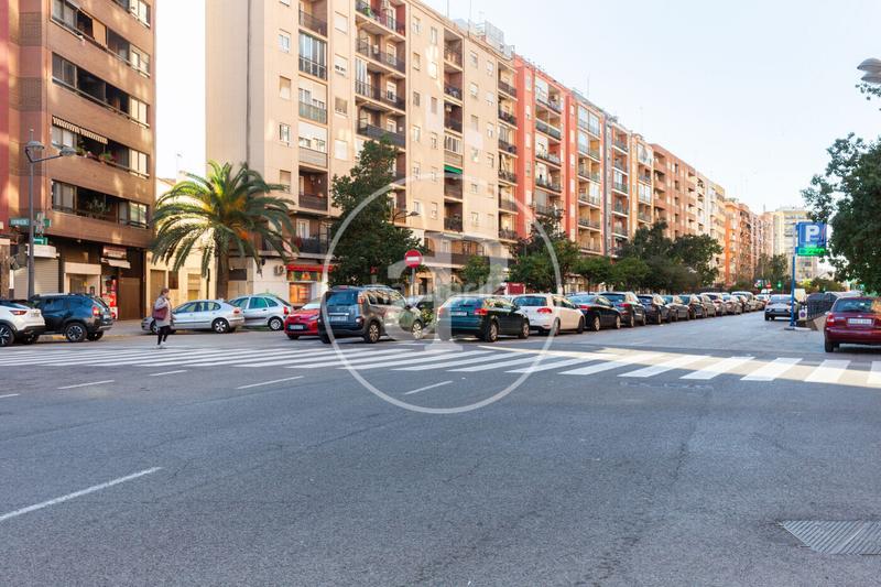Foto f72bd423-25fa-4bd9-9fe9-bf3c71b78e6b. Dúplex  en venta en en corts en En Corts - Doctor Waksman Valencia