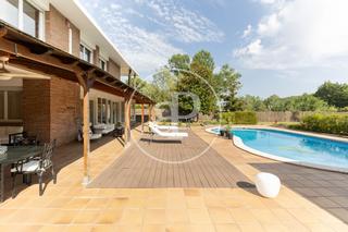 Casa a Can Llobateres-Can Pallars. Casa independiente con jardín y piscina en venta en sant quirze