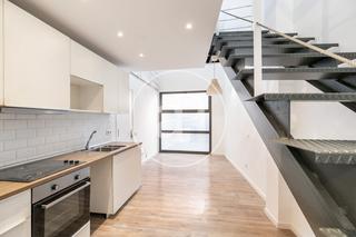 Casa aparellada  Carrer de bacard. Casa en venta en sants