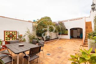 Casa adossada  Carrer de garcilaso. Casa en venta en el centro de sabadell