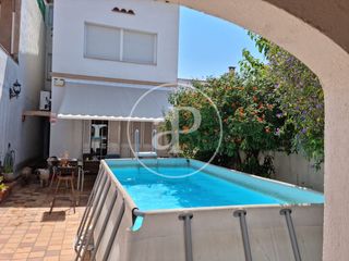 Casa adossada  Carrer de garcilaso. Casa en venta en el centro de sabadell