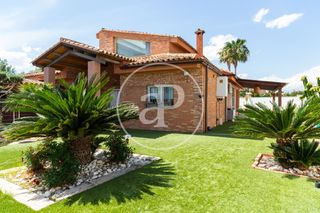 Maison à Riba - roja de Túria. Chalet independiente en venta en ribaroja de túria
