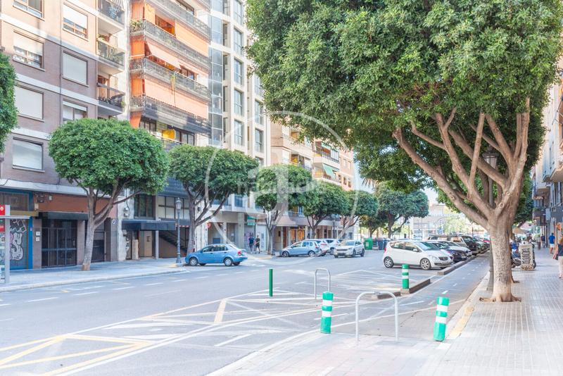 Foto fdb577f2-e312-438e-b08f-71d646347f4d. Casa adosada  en venta junto a plaza españa en Valencia